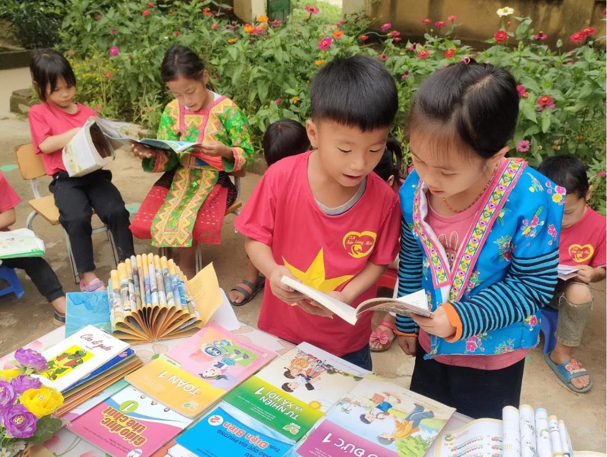 Hỗ trợ học sinh vùng cao học tiếng Anh